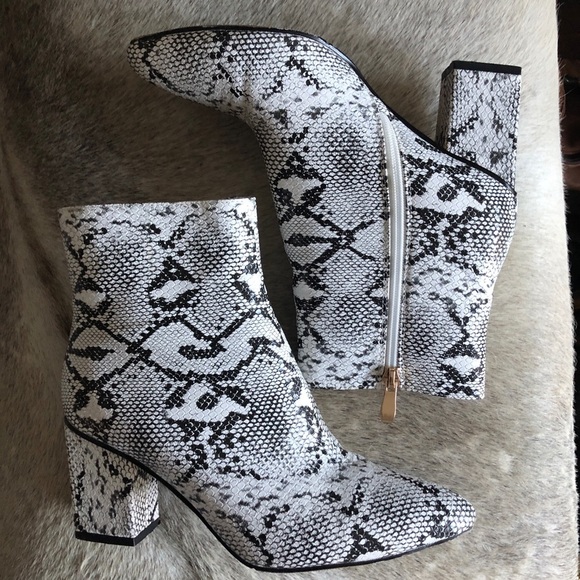 Wetkiss black and white Faux Lizard ankle boots sz 9 - Picture 2 of 8